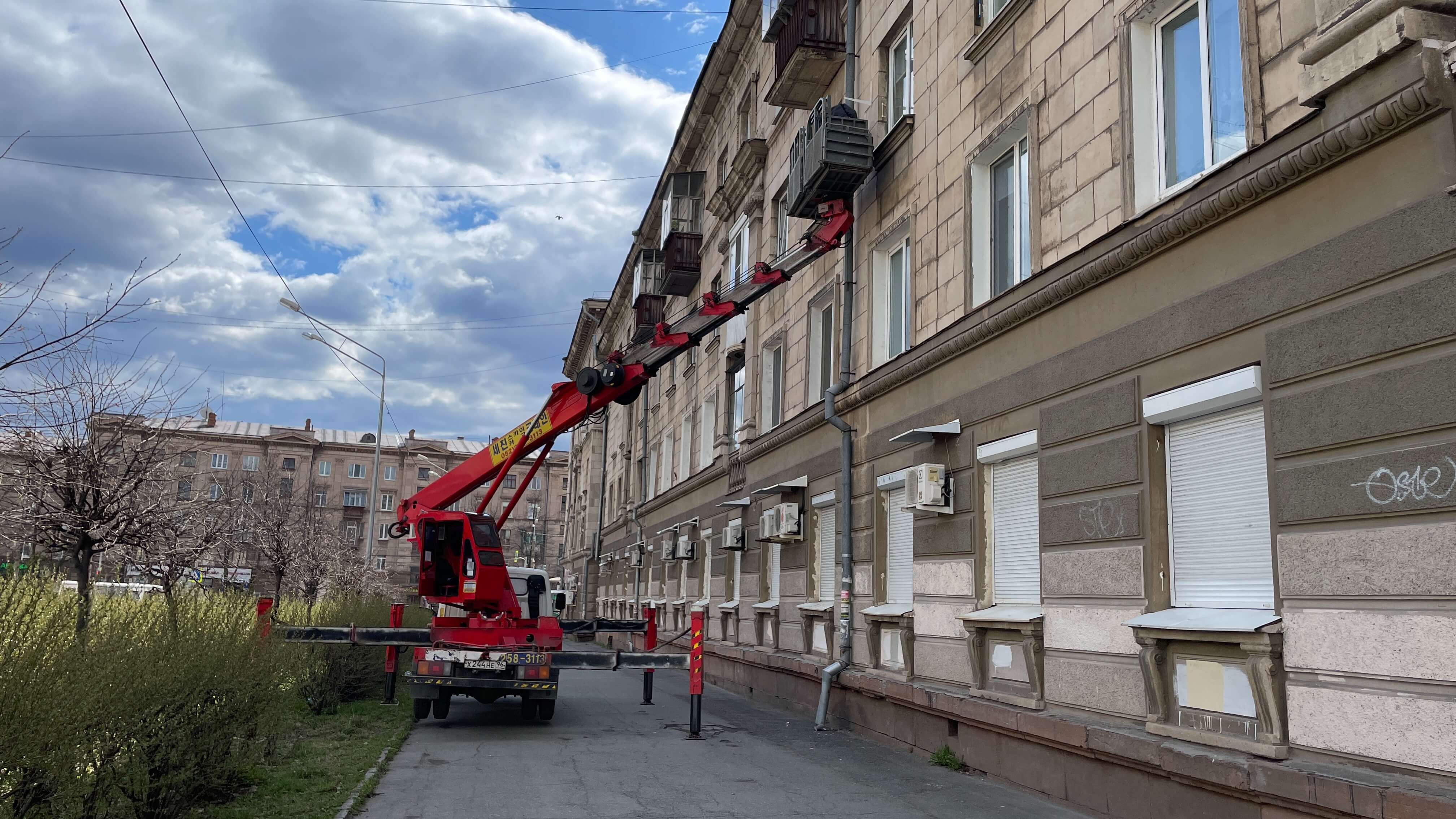 Установка внешнего блока кондиционера с вышки
